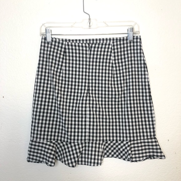 5 FOR $25 ⭐️ Gingham Ruffle Skirt - Picture 3 of 6